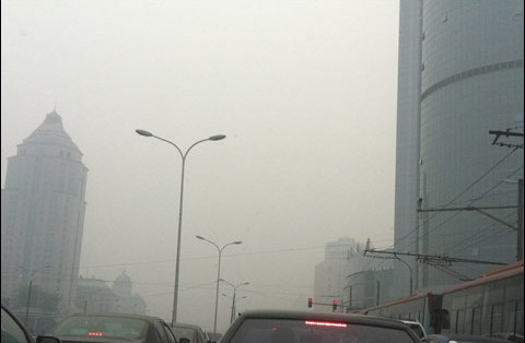 Heavy fog hit Beijing since Sunday morning. [weather.com.cn]
