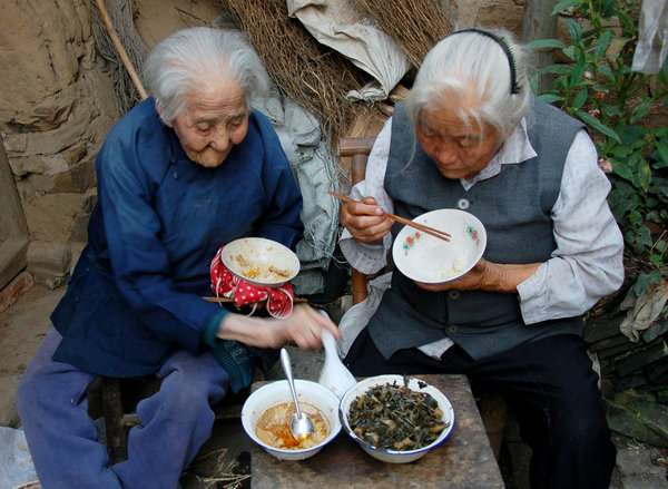 Tao and her mother-in-law share a meal in Zhu village, Chaohu city in East China's Anhui province, Oct 9, 2011. [Photo/CFP]