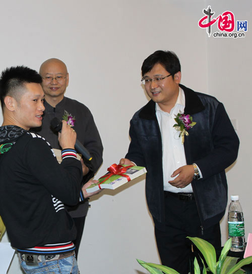 A book donation ceremony is held at the end of the press conference in Beijing, Oct. 11. [Wang Wei/China.org.cn]