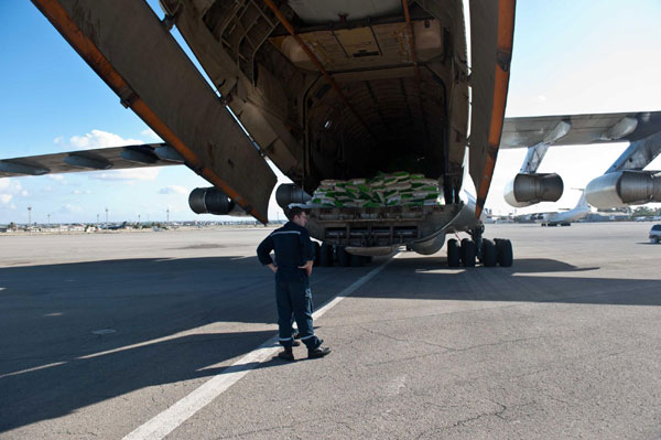 A batch of emergency humanitarian relief materials provided by the Chinese government, weighing around 43 tonnes and including rice, edible oil and medicines, arrived at the Mitiga International Airport in Tripoli at about 2:30 pm local time Oct 11, 2011. [Xinhua] 