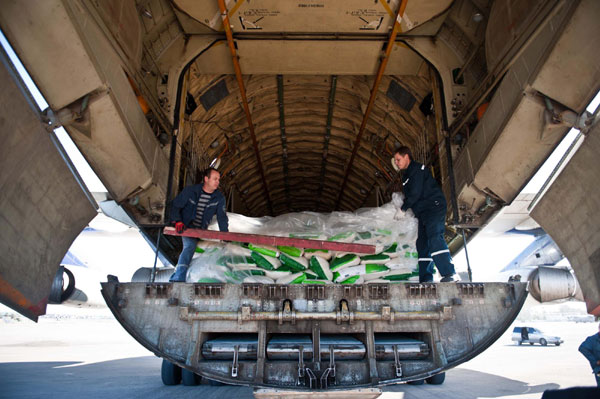 A batch of emergency humanitarian relief materials provided by the Chinese government, weighing around 43 tonnes and including rice, edible oil and medicines, arrived at the Mitiga International Airport in Tripoli at about 2:30 pm local time Oct 11, 2011. [Xinhua] 