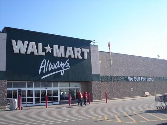 Ten Wal-Mart stores and two affiliates have been ordered to temporarily close and pay 2.69 million yuan in fines. [File photo]