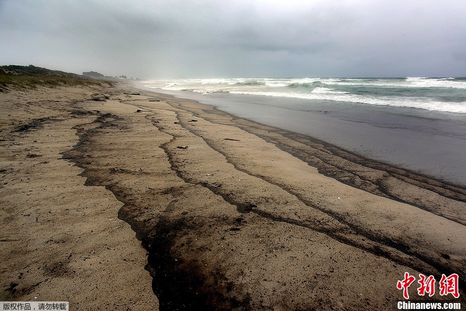 The oil spilled from a Liberian- flagged cargo ship stranded on a reef off New Zealand shore has become &apos;worst ever&apos; maritime environmental disaster in the country. A 5km-long oil slick leaking from the MV Rena, which is sitting precariously on Astrolabe Reef about 20km off Tauranga Harbour, continued to spead last night, as response teams tried to break up the spill with dispersant. [Chinanews.com]