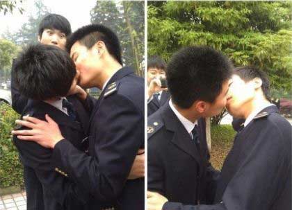 The man-man kissing pictures posted online.[Photo from the Internet.]