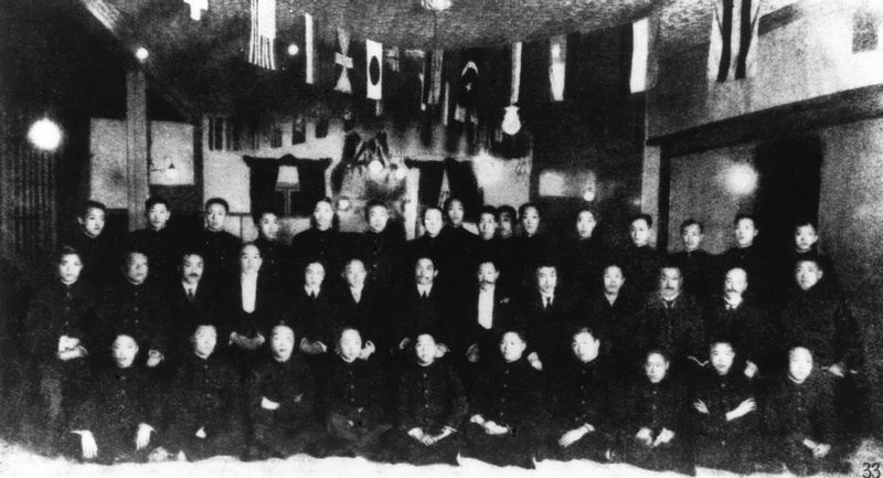 Sun Yat-sen went to Japan in 1897 and founded the Tongmenghui, also known as the 'Chinese United League' or the 'Chinese Revolutionary Alliance,' based on several anti-Qing government groups, such as the Huaxinghui and Guangfuhui.