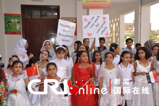 China presented an Egyptian school with computers, TV sets and other teaching equipment worth US$78,000 on Monday, to help improve conditions of the China-Egypt Friendship School in Cairo. Egyptian students attend the presenting ceremony.