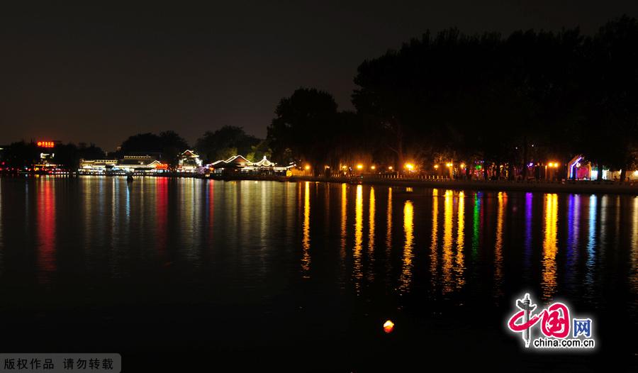 Houhai Lake is a friendly escape for all people from the hustle bustle of big city life, even if for a couple of hours. Houhai seems to be a veritable well-known secret as it can sometimes be hard to find, it is tucked in behind the alley ways and busy streets of the main city. 