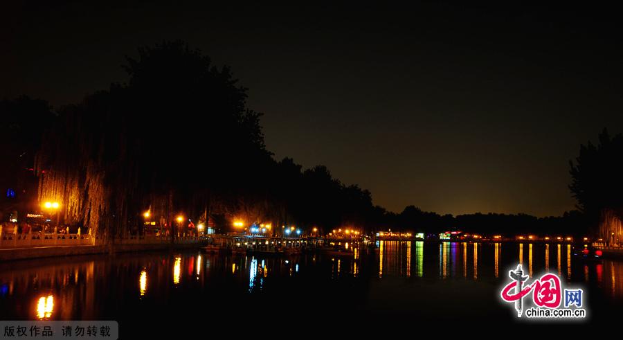 Houhai Lake is a friendly escape for all people from the hustle bustle of big city life, even if for a couple of hours. Houhai seems to be a veritable well-known secret as it can sometimes be hard to find, it is tucked in behind the alley ways and busy streets of the main city. 