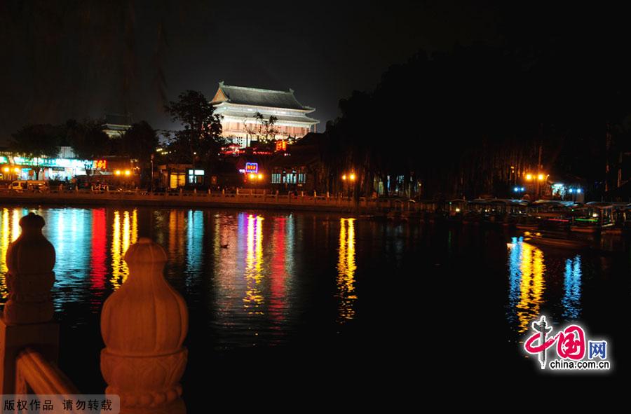 Houhai Lake is a friendly escape for all people from the hustle bustle of big city life, even if for a couple of hours. Houhai seems to be a veritable well-known secret as it can sometimes be hard to find, it is tucked in behind the alley ways and busy streets of the main city. 