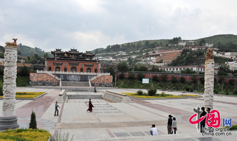 The Ta'er Temple is located at the southwest corner of Lusha'er Town in Niezhong County, Qinghai Province. It is one of the six temples of the Gelug Sect of Tibetan Buddhism. 