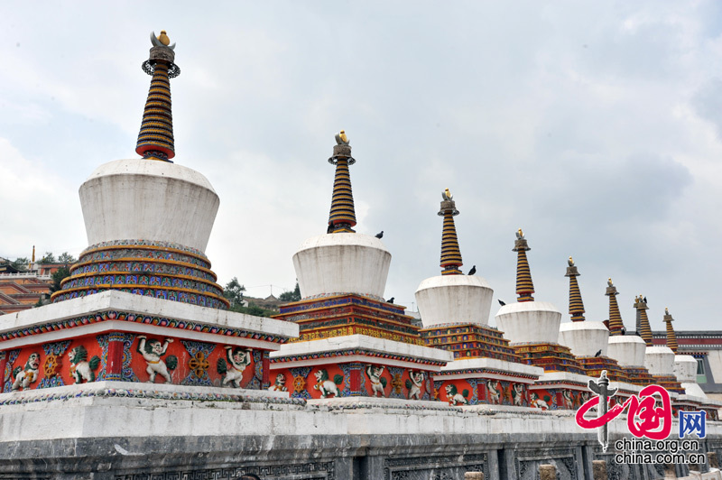 The Ta'er Temple is located at the southwest corner of Lusha'er Town in Niezhong County, Qinghai Province. It is one of the six temples of the Gelug Sect of Tibetan Buddhism. 