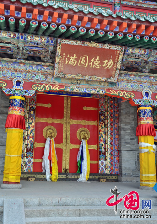 The Ta'er Temple is located at the southwest corner of Lusha'er Town in Niezhong County, Qinghai Province. It is one of the six temples of the Gelug Sect of Tibetan Buddhism. 