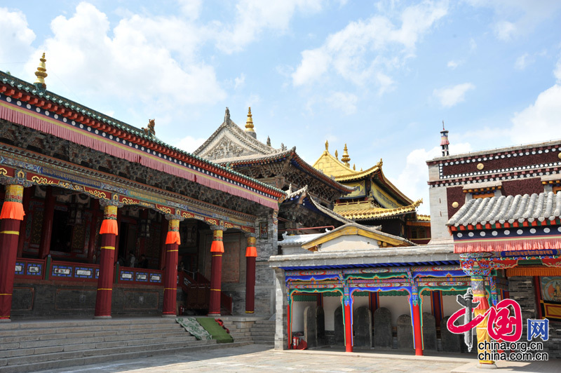 The Ta'er Temple is located at the southwest corner of Lusha'er Town in Niezhong County, Qinghai Province. It is one of the six temples of the Gelug Sect of Tibetan Buddhism. 