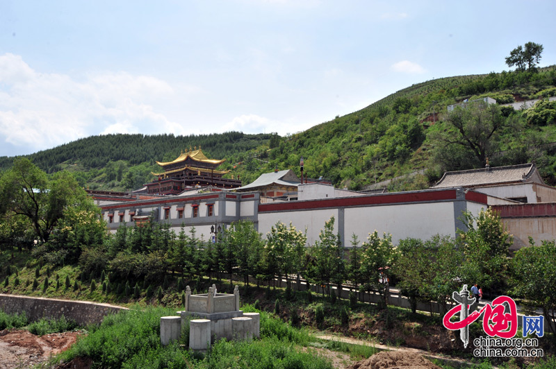 The Ta'er Temple is located at the southwest corner of Lusha'er Town in Niezhong County, Qinghai Province. It is one of the six temples of the Gelug Sect of Tibetan Buddhism. 