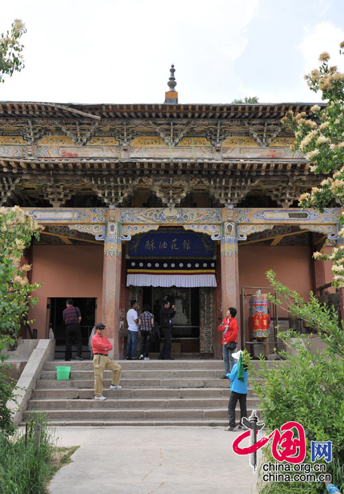 The Ta'er Temple is located at the southwest corner of Lusha'er Town in Niezhong County, Qinghai Province. It is one of the six temples of the Gelug Sect of Tibetan Buddhism. 