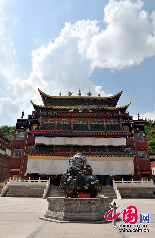 The Ta'er Temple is located at the southwest corner of Lusha'er Town in Niezhong County, Qinghai Province. It is one of the six temples of the Gelug Sect of Tibetan Buddhism. 