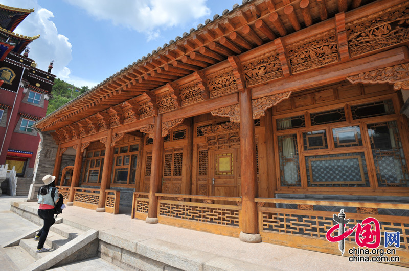 The Ta'er Temple is located at the southwest corner of Lusha'er Town in Niezhong County, Qinghai Province. It is one of the six temples of the Gelug Sect of Tibetan Buddhism. 