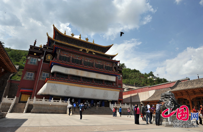 The Ta'er Temple is located at the southwest corner of Lusha'er Town in Niezhong County, Qinghai Province. It is one of the six temples of the Gelug Sect of Tibetan Buddhism. 