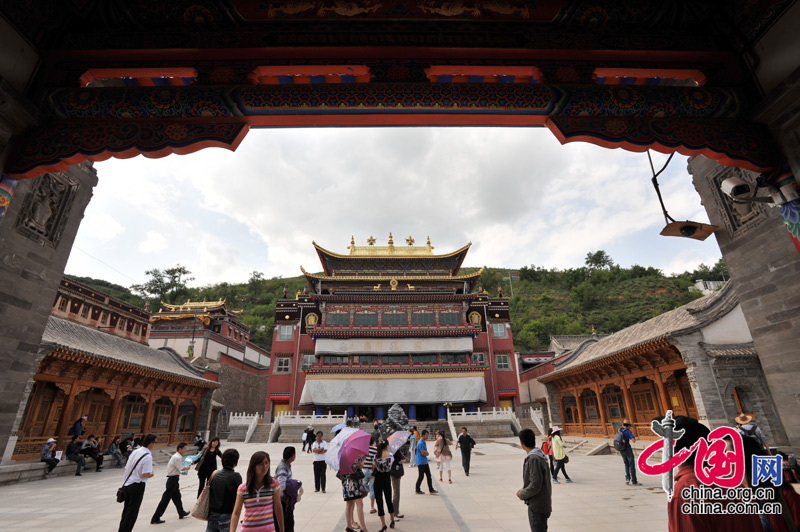 The Ta'er Temple is located at the southwest corner of Lusha'er Town in Niezhong County, Qinghai Province. It is one of the six temples of the Gelug Sect of Tibetan Buddhism. 