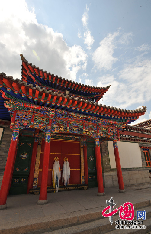 The Ta'er Temple is located at the southwest corner of Lusha'er Town in Niezhong County, Qinghai Province. It is one of the six temples of the Gelug Sect of Tibetan Buddhism. 