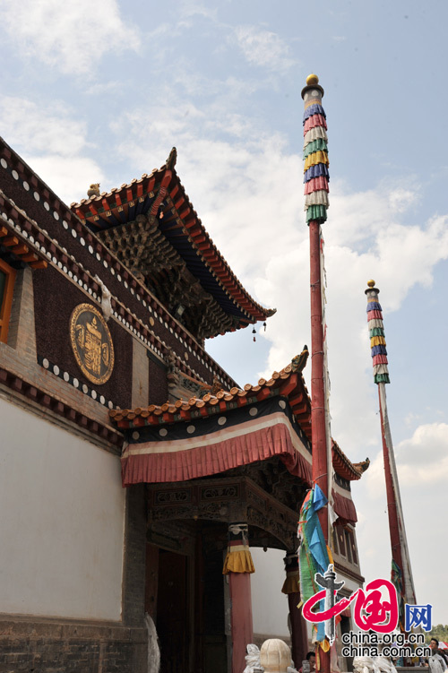 The Ta'er Temple is located at the southwest corner of Lusha'er Town in Niezhong County, Qinghai Province. It is one of the six temples of the Gelug Sect of Tibetan Buddhism. 