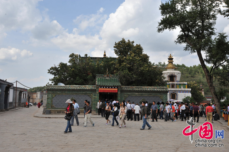 The Ta'er Temple is located at the southwest corner of Lusha'er Town in Niezhong County, Qinghai Province. It is one of the six temples of the Gelug Sect of Tibetan Buddhism. 