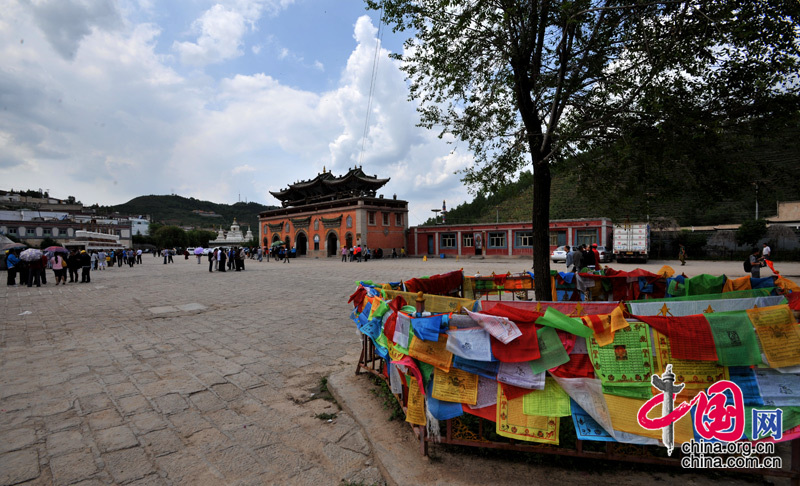 The Ta'er Temple is located at the southwest corner of Lusha'er Town in Niezhong County, Qinghai Province. It is one of the six temples of the Gelug Sect of Tibetan Buddhism. 