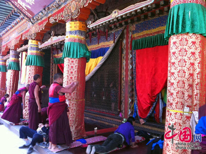 The Ta'er Temple is located at the southwest corner of Lusha'er Town in Niezhong County, Qinghai Province. It is one of the six temples of the Gelug Sect of Tibetan Buddhism. 