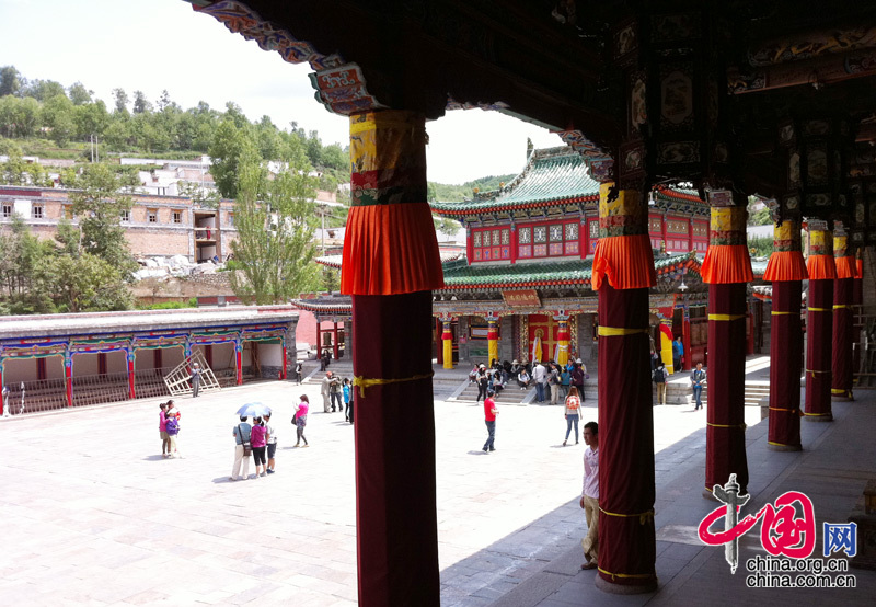 The Ta'er Temple is located at the southwest corner of Lusha'er Town in Niezhong County, Qinghai Province. It is one of the six temples of the Gelug Sect of Tibetan Buddhism. 