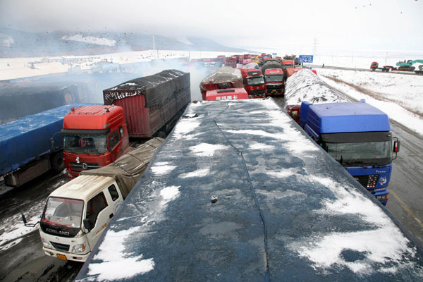 Heavy snow shuts down highways in NW China