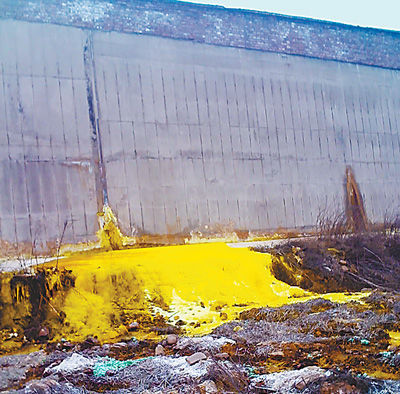 The toxic water is leaking from the chromium waste in the village near the city of Yima, Henan province. [ifeng.com]