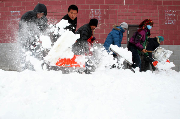 Heavy snow shuts down highways in NW China