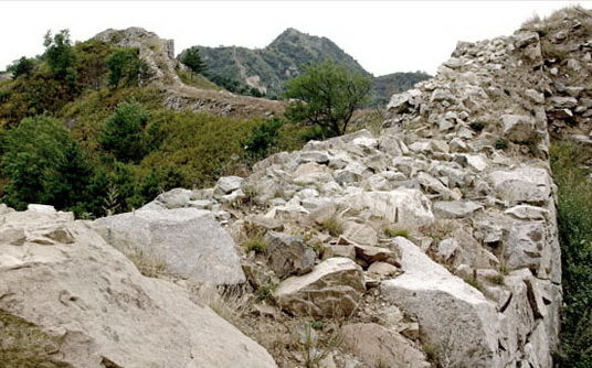A damaged section of the Great Wall in Laiyuan county, North China's Hebei province is visible. [Photo/people.com.cn]