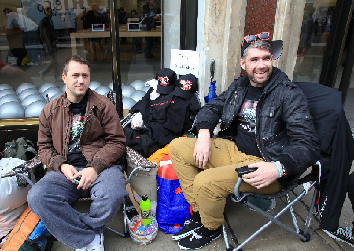 iPhone 4S fans have already started queuing outside the Regent Street Apple Store in London to secure their place as first in UK to own the new handset. [Xinhua]