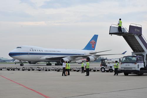 A chartered cargo plane carrying 45 tons of flood-relief supplies donated by the Chinese government arrives at the Don Mueang Airport of Bangkok on Oct. 12, 2011.