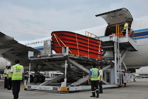 A chartered cargo plane carrying 45 tons of flood-relief supplies donated by the Chinese government arrives at the Don Mueang Airport of Bangkok on Oct. 12, 2011.