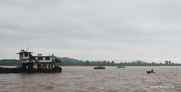  Chinese sailors and their family members, who were stranded in northern Thailand after two ships were attacked last week, start to return to China from Chiang Saen port, Thailand, on Oct. 14, 2011. [Yang Dingdu/Xinhua]