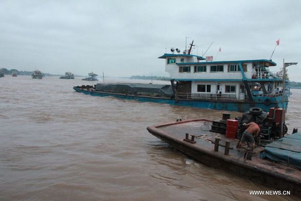  Chinese sailors and their family members, who were stranded in northern Thailand after two ships were attacked last week, start to return to China from Chiang Saen port, Thailand, on Oct. 14, 2011. [Yang Dingdu/Xinhua]