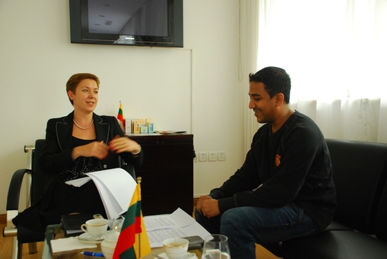 K. M. Rehan Salahuddin(R), a freelancer and contributor to China.org.cn, talks with Lithuanian Ambassador Lina Antanavičienė(L) in Beijing, September 28. [China.org.cn] 