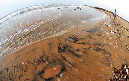 Oil spills that continued for nearly three months in the Bohai Bay, off China's northeast coast, triggered immense public concern. [Xinhua] 