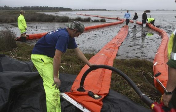 Oil booms are prepared on New Zealand's North Island. [Agencies] 