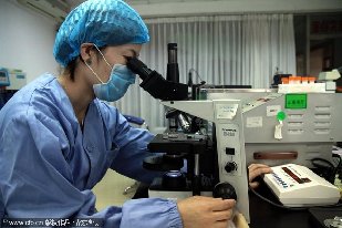 Doctors work at the first sperm bank in China’s northeast region in Shenyang, Liaoning province on Oct 12, 2011. [Photo/CFP] 