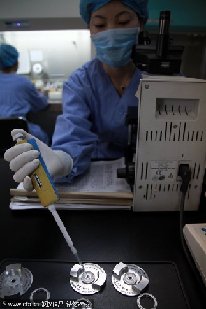 Doctors work at the first sperm bank in China's northeast region in Shenyang, Liaoning province on Oct 12, 2011. [Photo/CFP]