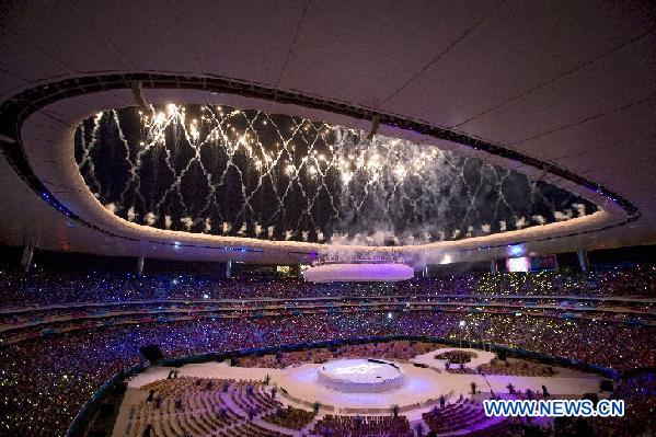 Fireworks explode during the opening ceremony of the 16th Pan American Games Guadalajara 2011 at the Omnilife stadium in the city of Guadalajara, Mexico, on Oct 14, 2011. [David de la Paz/Xinhua]