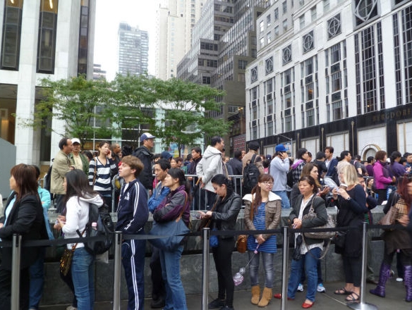 Number of people were seen lining up outside an Apple store on the Fifth Avenue of Manhattan in New York.