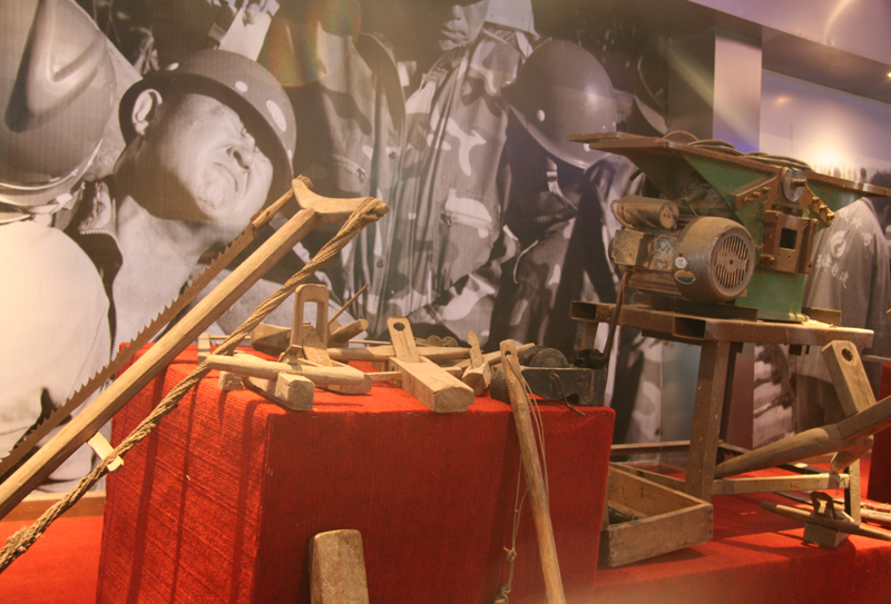 Production tools and work conditions of construction workers are displayed in museum. [CnDG by Jiao Meng]