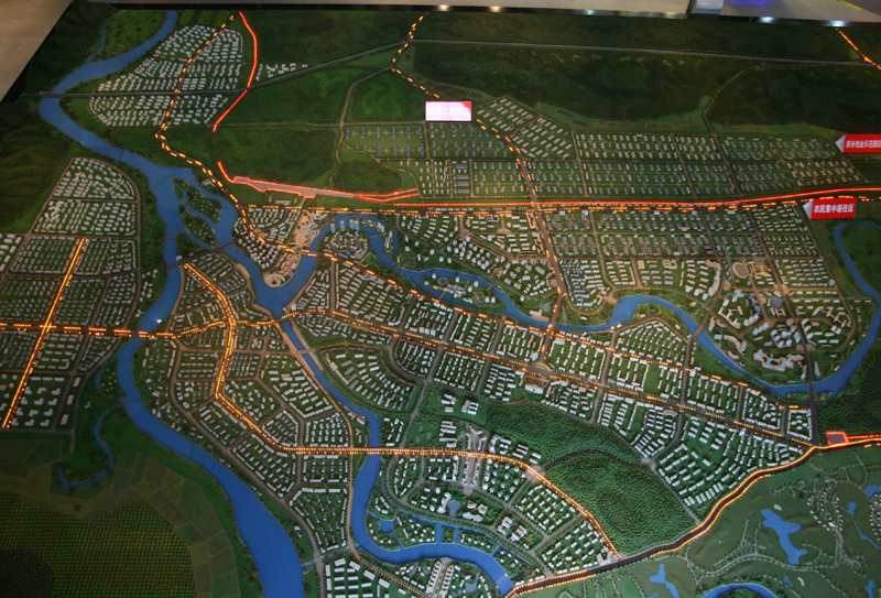 A sand table of land use plan of Jintang County. The Jintang government has planned a business incubator for returning migrant workers to encourage them return home and start their own business. [CnDG by Jiao Meng]