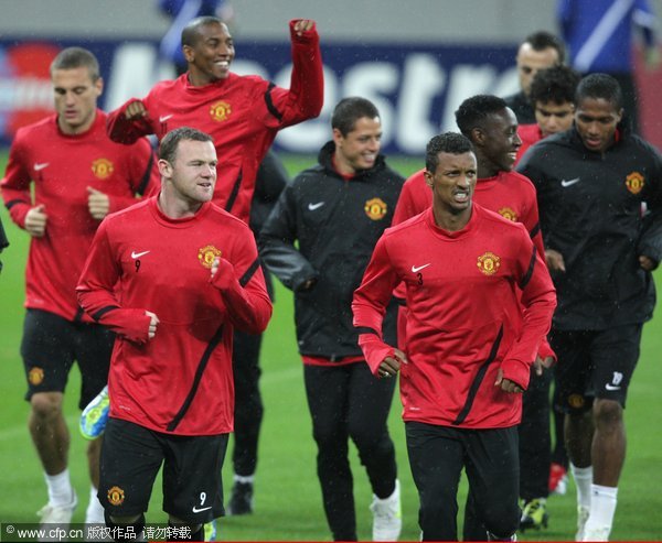 Wayne Rooney (L) and Nani of Manchester United in action during a first team training session, ahead of their UEFA Champions League Group C match against Otelul Galat0,i at Galati Stadium on October 17, 2011 in Galati, Romania. 