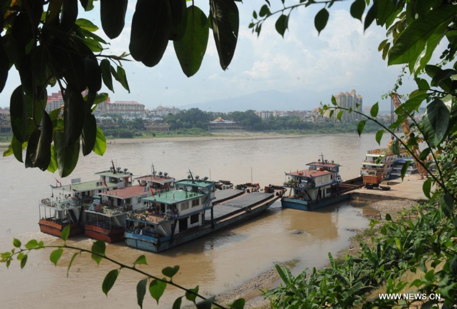 Some cargo ships anchor at the Jinghong Port in the Xishuangbanna Dai Autonomous Prefecture, southwest China's Yunnan Province, Oct. 13, 2011. More than 40 cargo ships with about 1000 people were trapped at Guanlei Port and Jinghong Port because of the hijack and murder happened on the Mekong River in north Thailand's Chiang Rai Province. The sailors and their relatives faced shortage of supply. (Xinhua/Chen Haining) (zkr) 