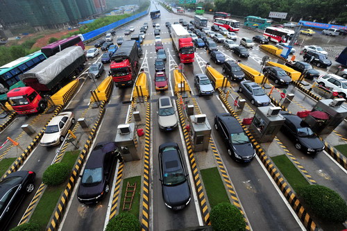 Vehicles wait at the Langdong Tollgate on the Guilin-Beihai Highway in Nanning, capital of the Guangxi Zhuang autonomous region, earlier this month. [Xinhua]